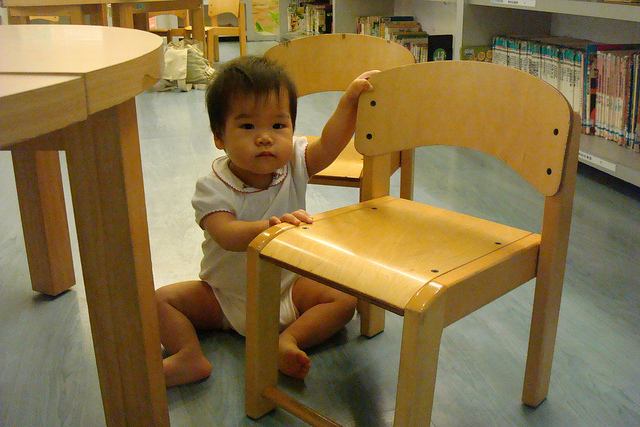 baby-in-library