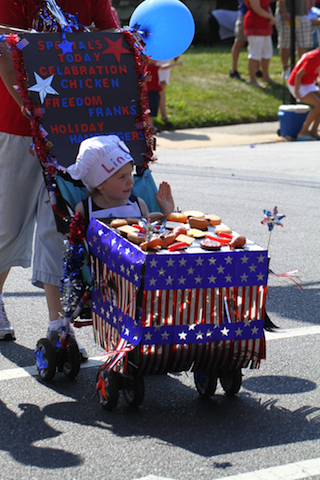 hotdogfloat_jimthephotographer_kiddieparade_fourthofjuly_national_redtricycle