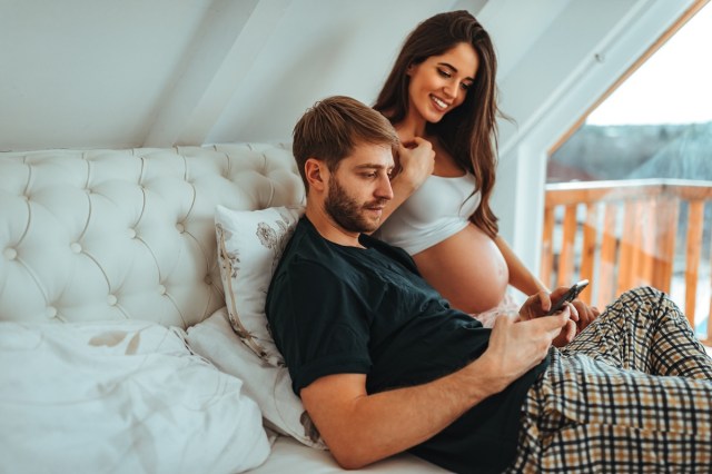 couple looking at pregnancy apps for dads