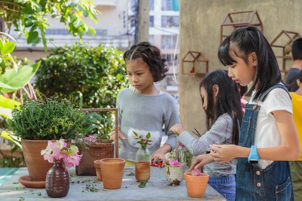 kids planting, gardening at community gardens in San Diego