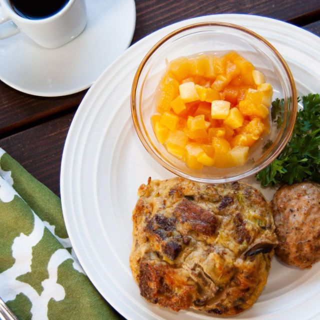 Low-calorie meat and sides from the diet meal delivery service Freshology is arranged on a white plate.