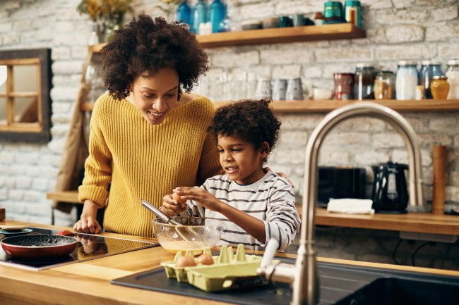 moms getting kids involved in the kitchen