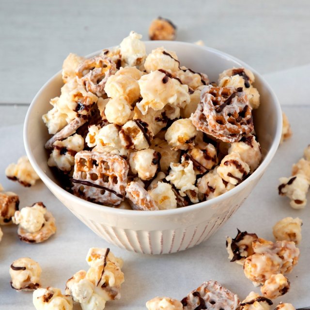 peanut butter popcorn mix