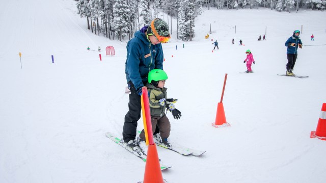 kids ski lessons, ski resorts near Seattle