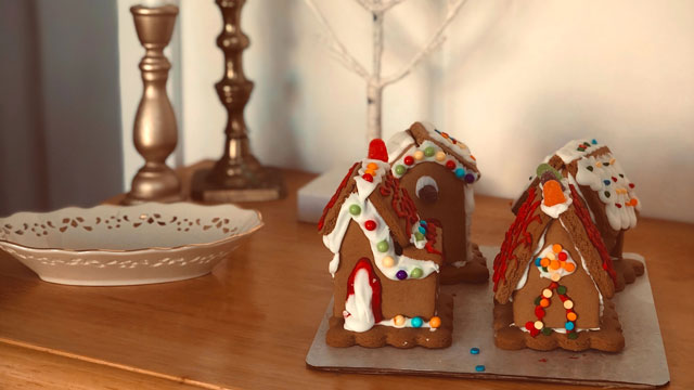 tiny gingerbread houses