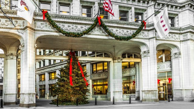 Chicago building decorated for Christmas