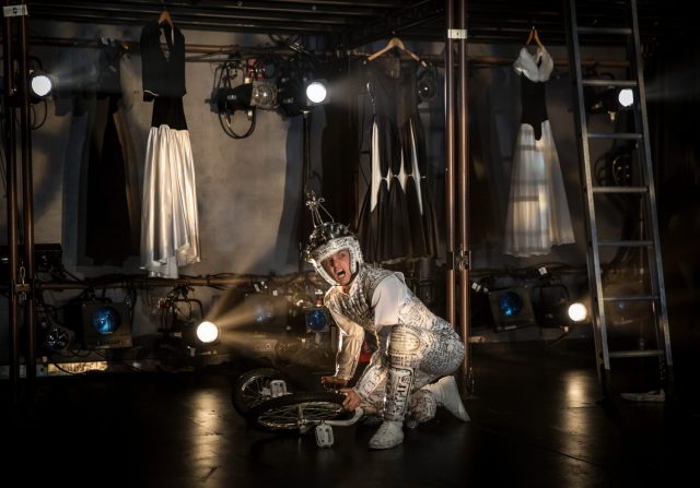 exhibits and activities in chicago, lookingglass alice, lookingglass theatre, stage shows for kids in chicago, theater in chicago for kids, chicago theater, alice in wonderland in chicago