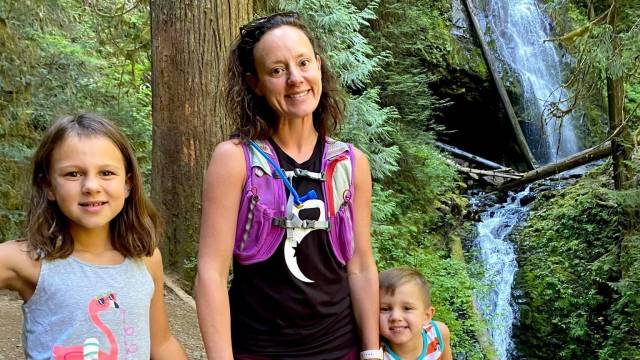 seattle watefall hikes with a family at Murhut falls