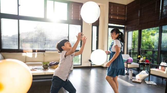 kids playing minute to win it games with balloons