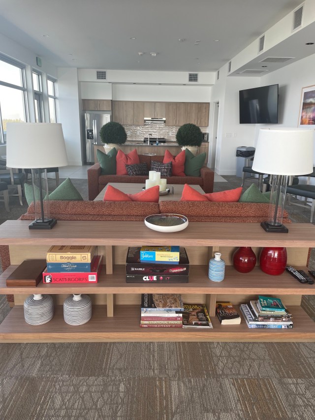 the lounge area in one lakeside in couer dalene idaho