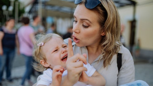 mom shushing crying daughter