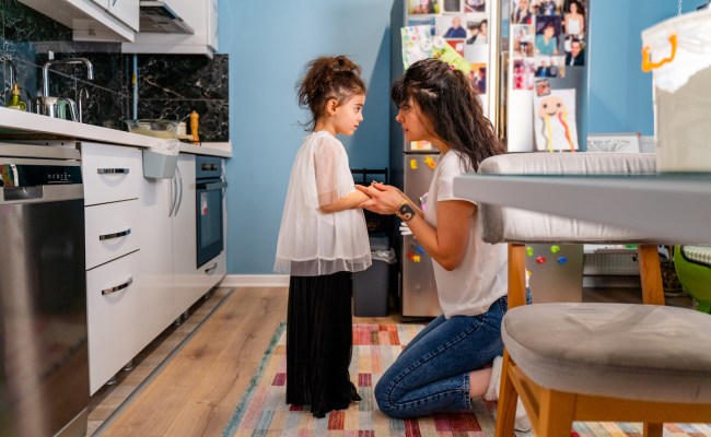 a mom speaking sternly to her daughter because she's learned how to stop yelling at kids