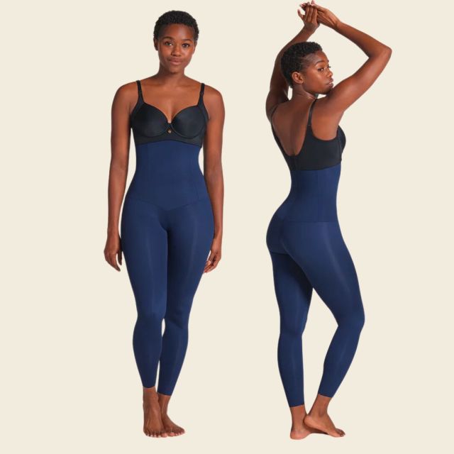 woman wearing navy blue leggings