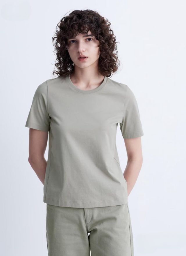 woman wearing grey t-shirt