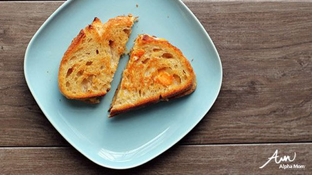 picture of a grilled cheese sandwich