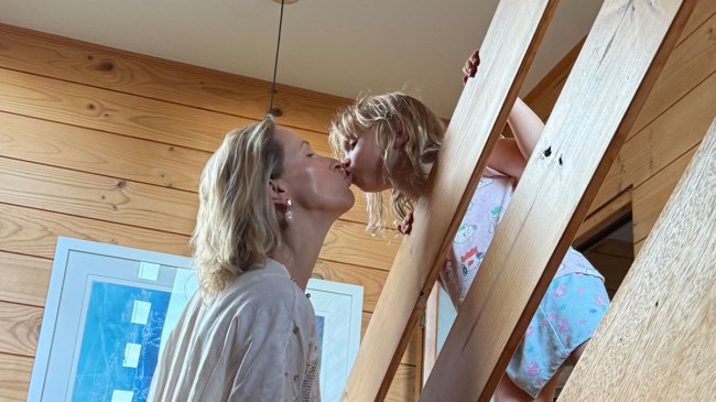 Tinybeans CEO Zsofi Paterson kissing her eldest daughter