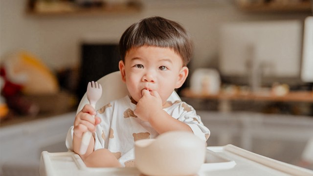 feeding toddlers can be easy or it can be hard.