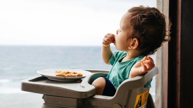 feeding toddlers pizza