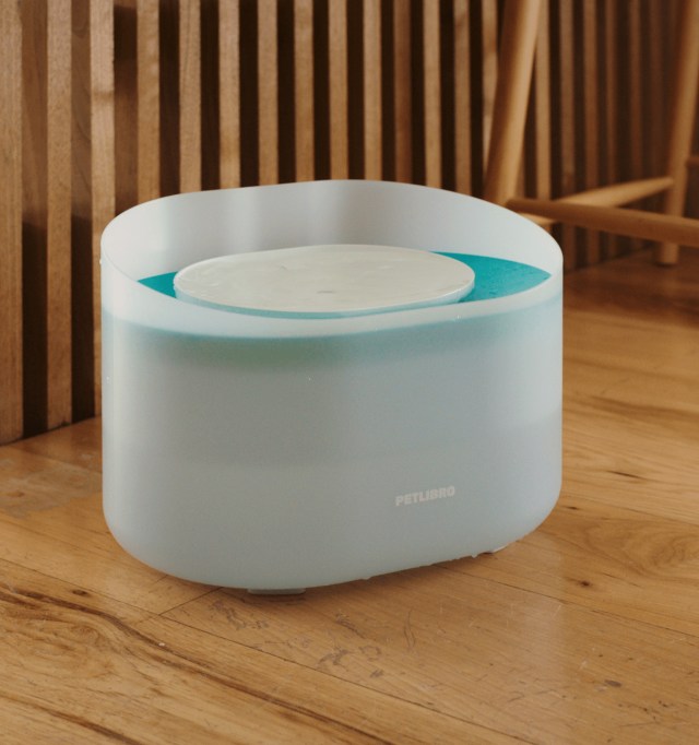 an automatic pet water fountain