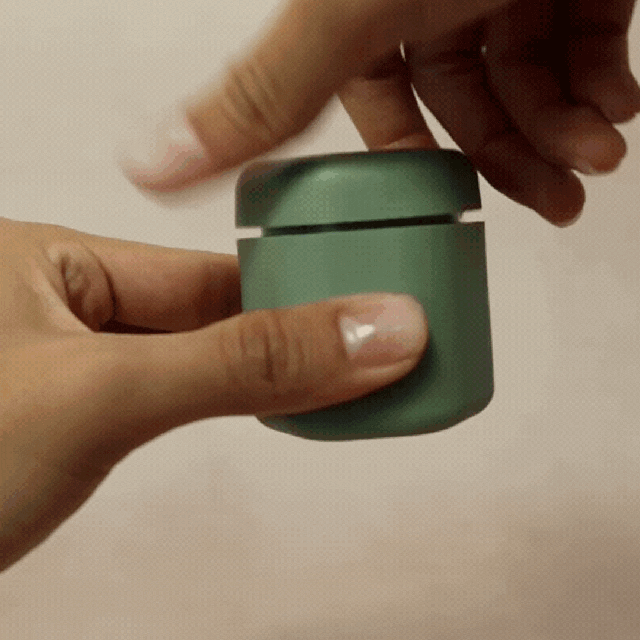 gif demonstrating how magnetic travel containers work