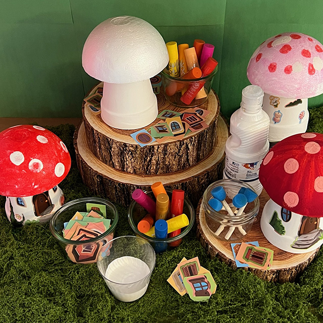 This mini mushroom house craft is perfect for a smurf party for kids