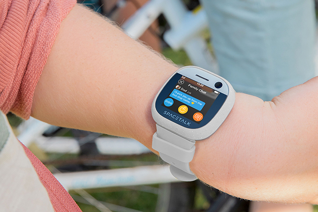 spacetalk adventurer watch showing a family chat